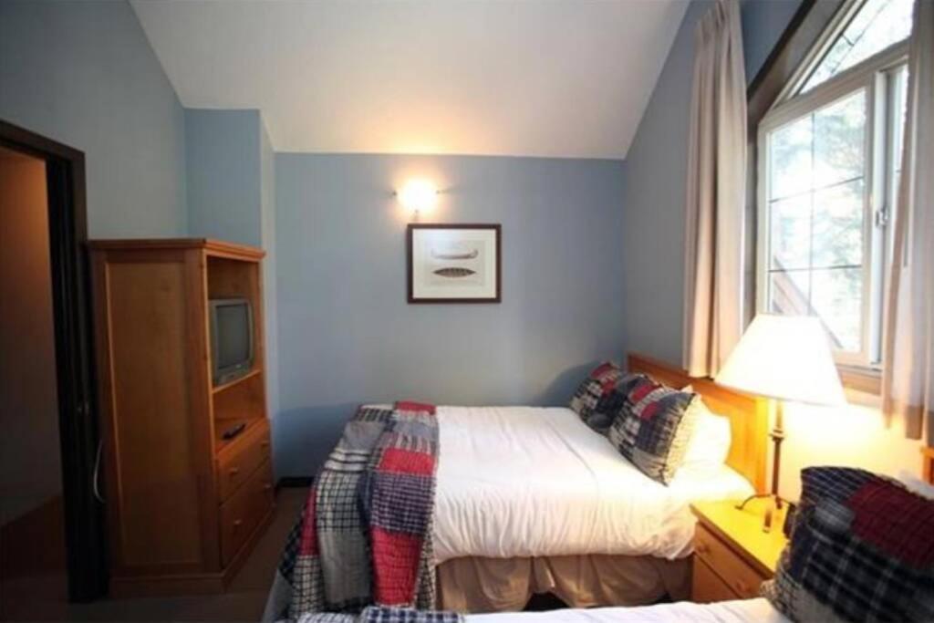 Delightful Chalet 2bd 2ba Pool Hot Tub Bbq Private Entry Park Pass Holiday home Canmore