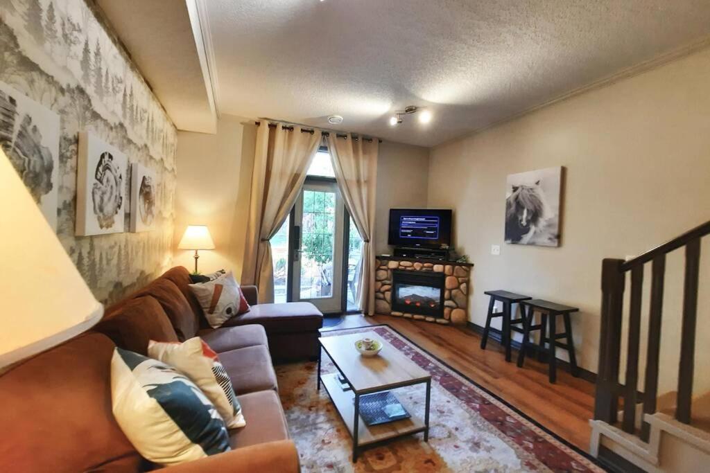 Holiday home Delightful Chalet 2bd 2ba Pool Hot Tub Bbq Private Entry Park Pass