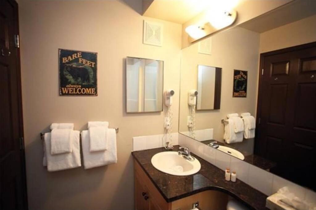 Delightful Chalet 2bd 2ba Pool Hot Tub Bbq Private Entry Park Pass Holiday home *
