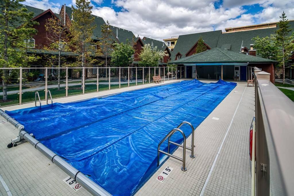Delightful Chalet 2bd 2ba Pool Hot Tub Bbq Private Entry Park Pass Holiday home Canmore