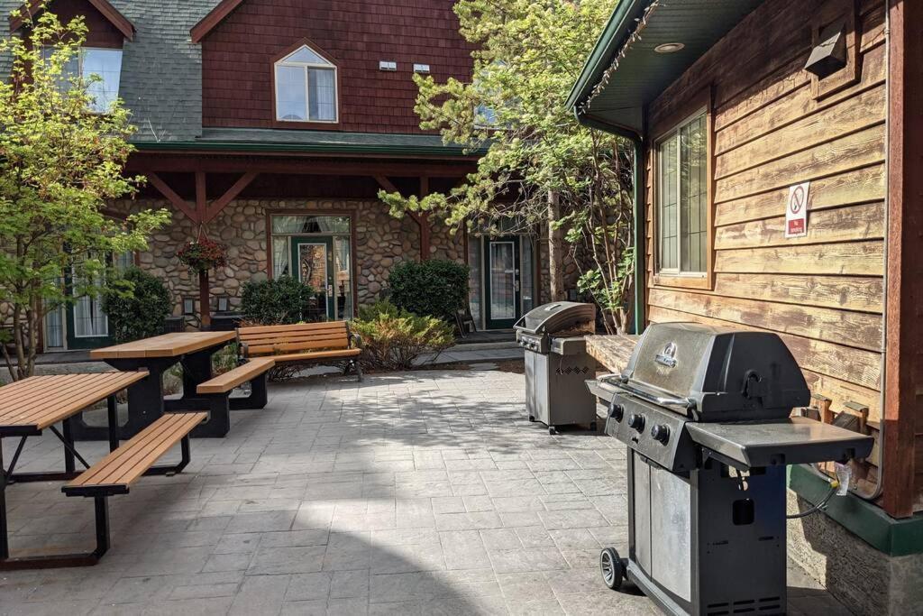 Delightful Chalet 2bd 2ba Pool Hot Tub Bbq Private Entry Park Pass *