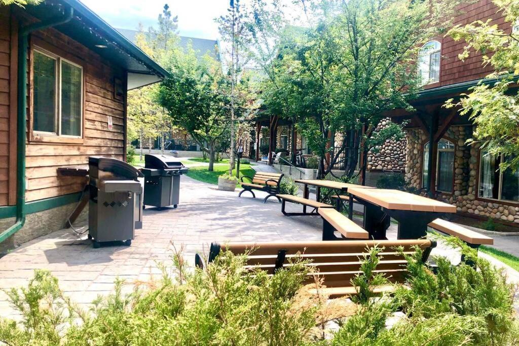 Delightful Chalet 2bd 2ba Pool Hot Tub Bbq Private Entry Park Pass Holiday home