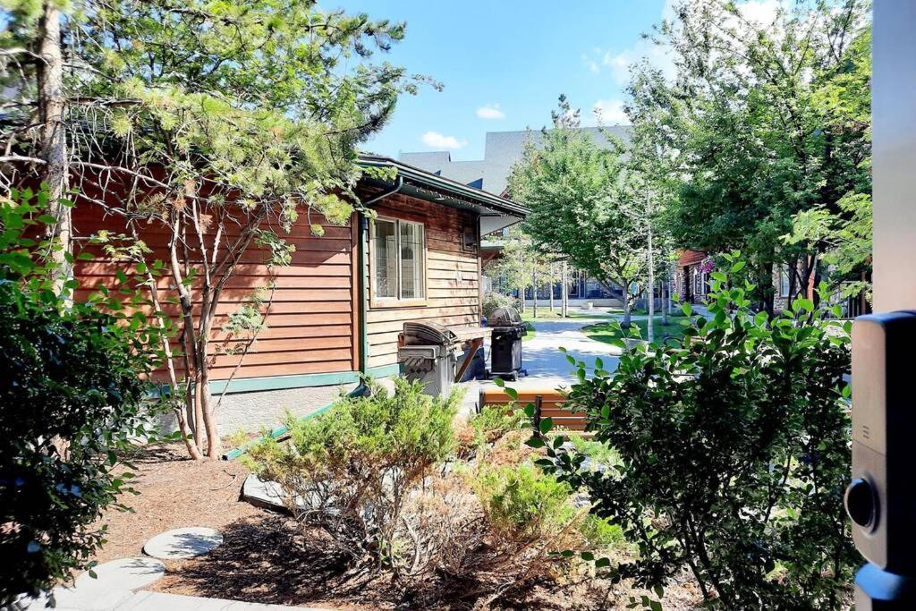 Delightful Chalet 2bd 2ba Pool Hot Tub Bbq Private Entry Park Pass