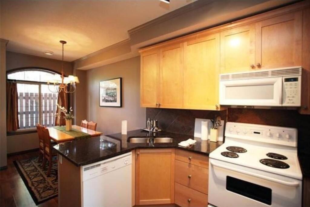 Holiday home Delightful Chalet 2bd 2ba Pool Hot Tub Bbq Private Entry Park Pass Canmore