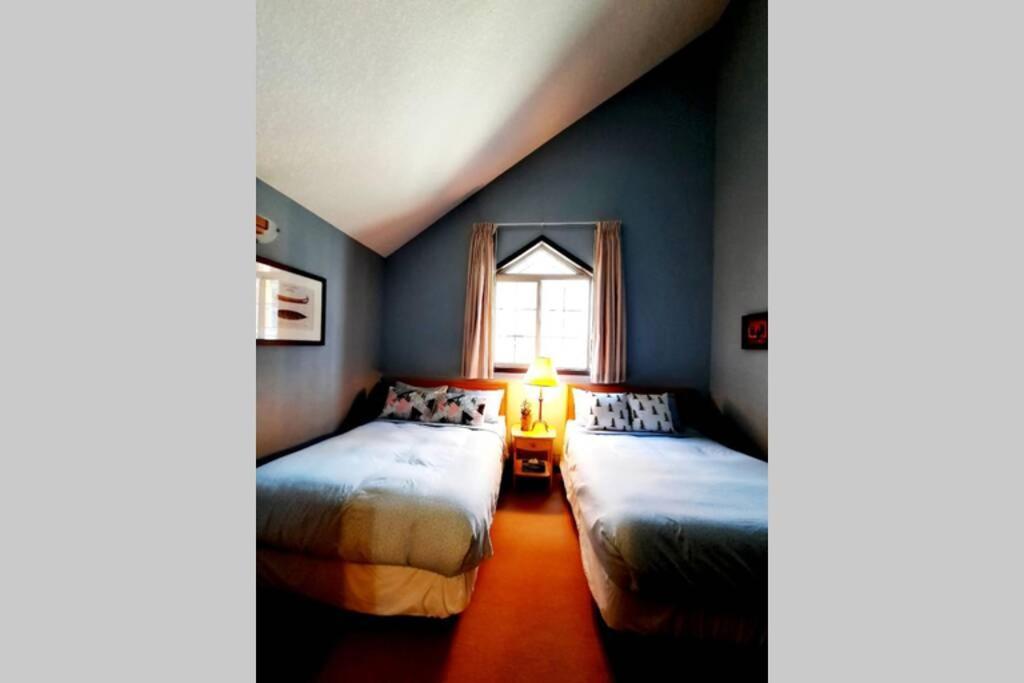 Holiday home Delightful Chalet 2bd 2ba Pool Hot Tub Bbq Private Entry Park Pass