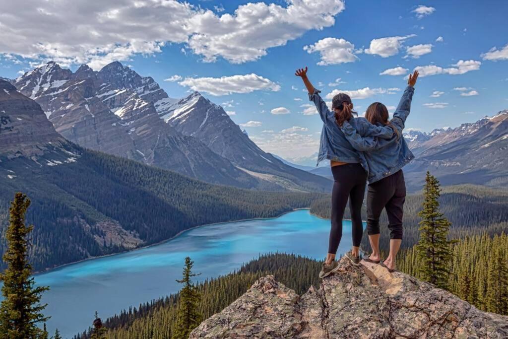Delightful Chalet 2bd 2ba Pool Hot Tub Bbq Private Entry Park Pass Holiday home Canmore