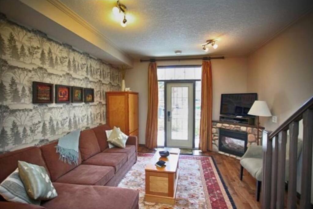 Delightful Chalet 2bd 2ba Pool Hot Tub Bbq Private Entry Park Pass Holiday home *