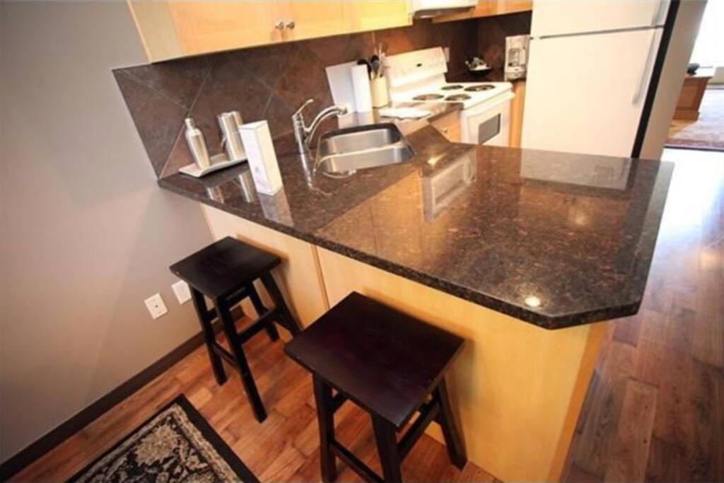 Delightful Chalet 2bd 2ba Pool Hot Tub Bbq Private Entry Park Pass *