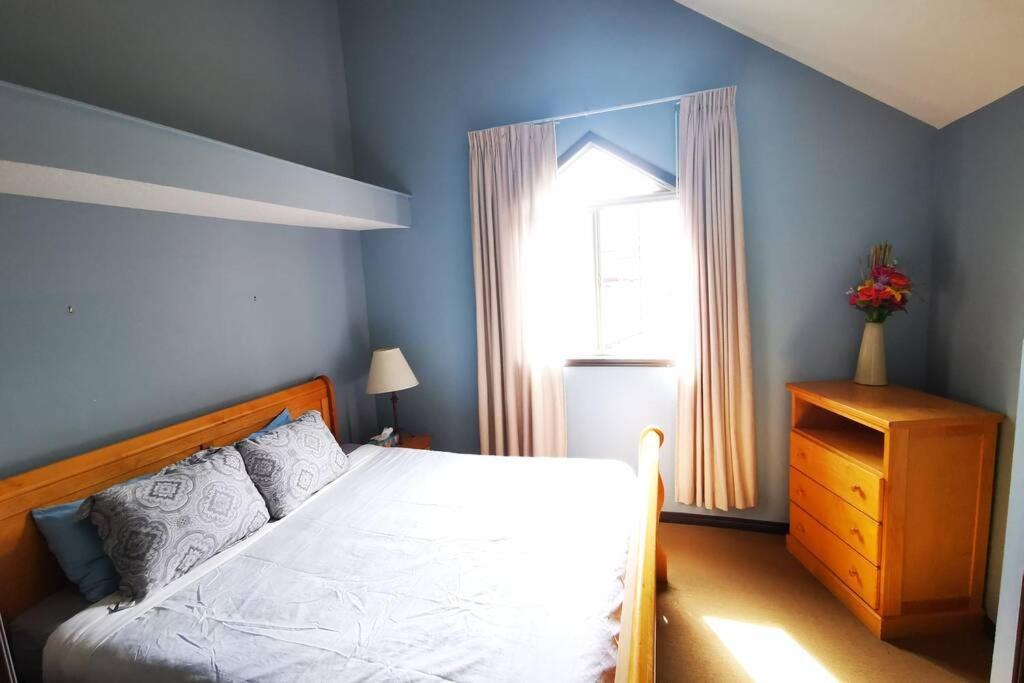 Holiday home Delightful Chalet 2bd 2ba Pool Hot Tub Bbq Private Entry Park Pass Canmore