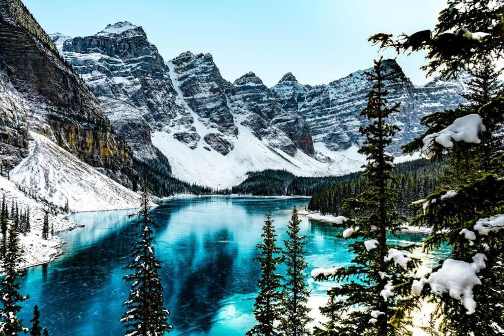 Delightful Chalet 2bd 2ba Pool Hot Tub Bbq Private Entry Park Pass Holiday home Canmore
