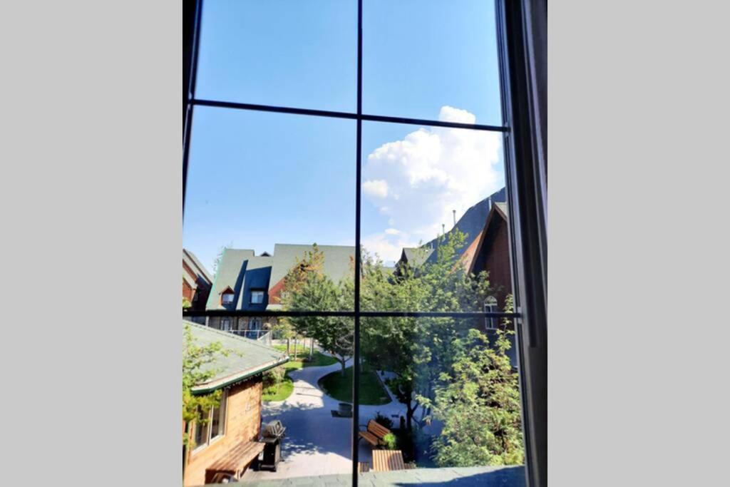Delightful Chalet 2bd 2ba Pool Hot Tub Bbq Private Entry Park Pass Holiday home Canmore